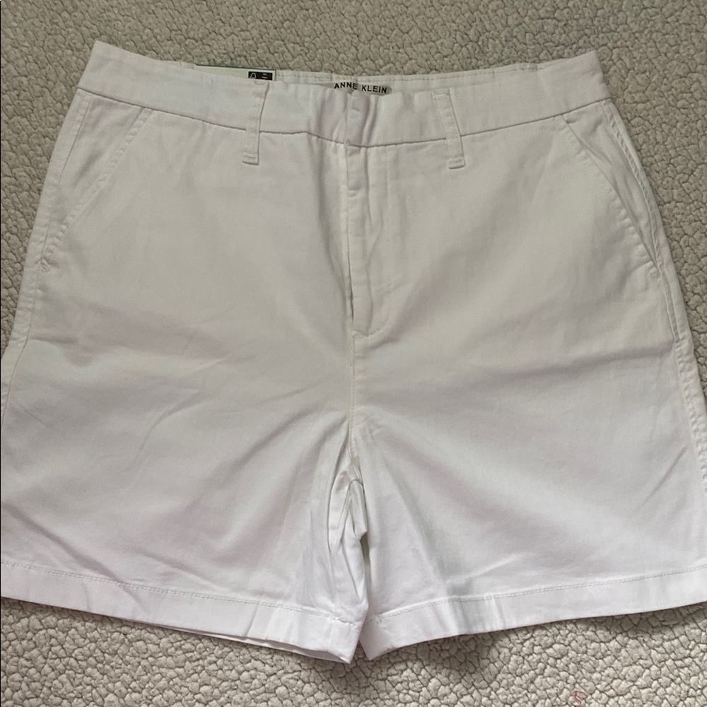 White Bermuda Shorts with Tailored Fit and Crisp Finish